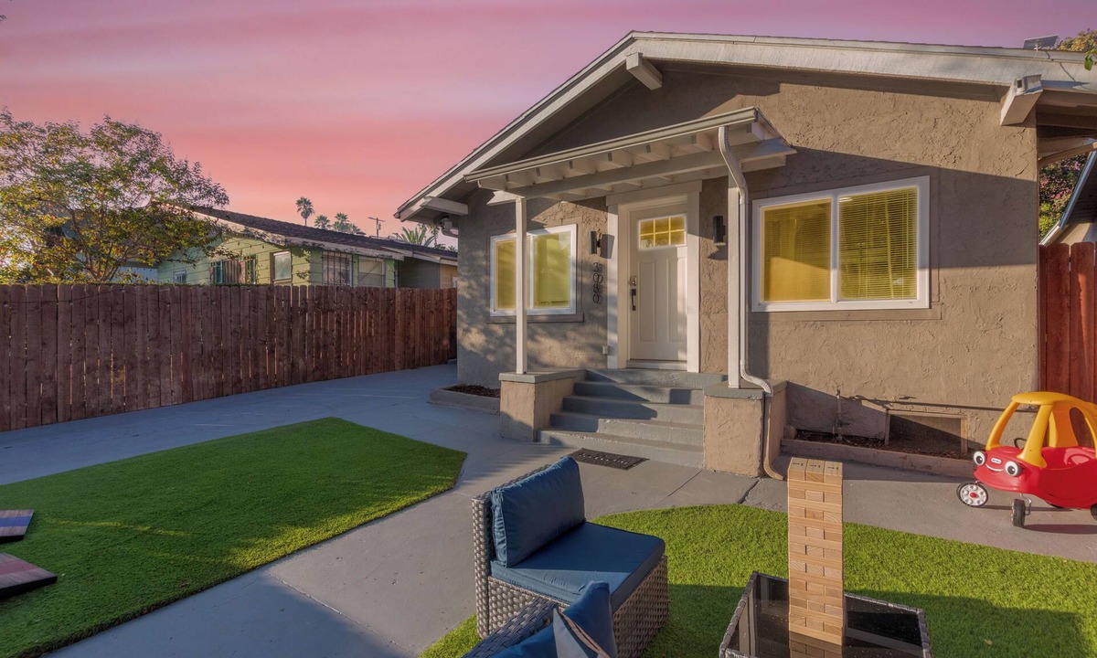 Stockton House | Central 3-bedroom House with a Yard and Free Parking, Near Downtown