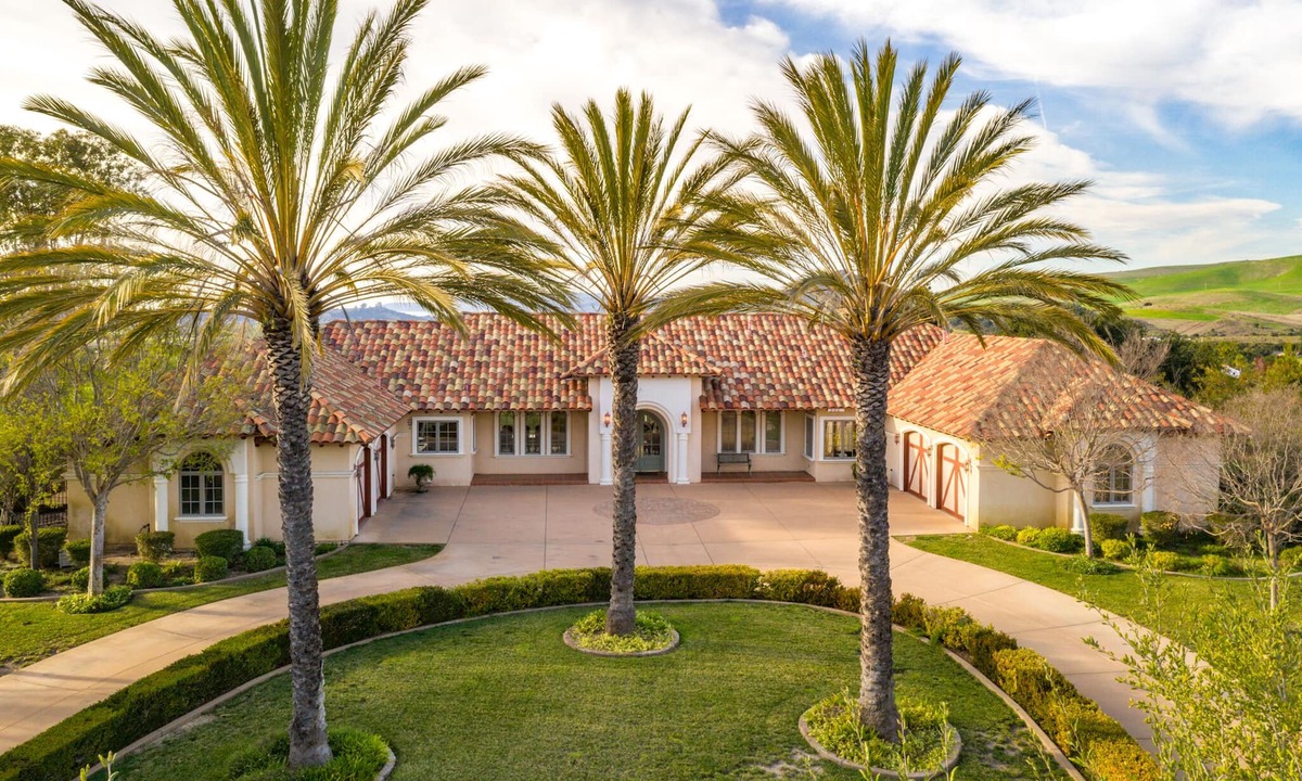 Callender House | Central Coast Luxury Estate with Pool, Professional Putting Green, & Pickleball