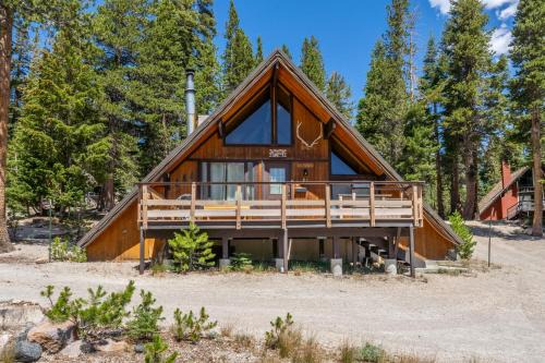 Mammoth Lakes Ski Chalet | Chalet 02 by Mammoth Mountain Chalets