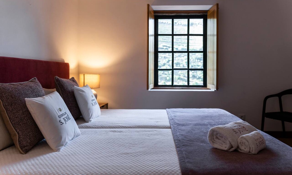 Cotas Ski Chalet | Chalet 'Rosa' with Shared Pool, Wi-Fi and Air Conditioning