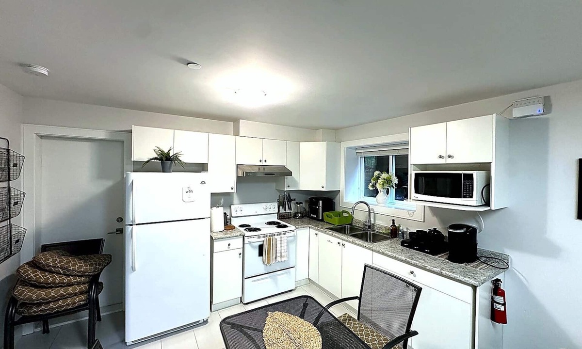White Rock House | Charming 2 BR 1BA Basement suit in White Rock with WiFi