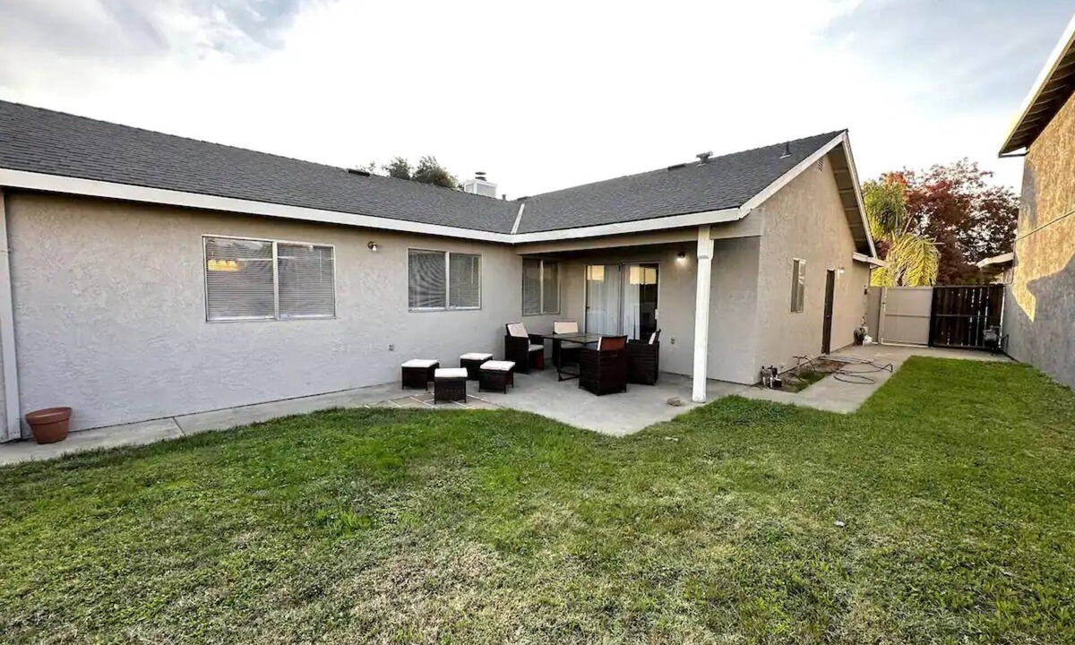 Turlock House | Charming 3-bedroom house with AC, WiFi in adorable Turlock. Dining and Hospitals