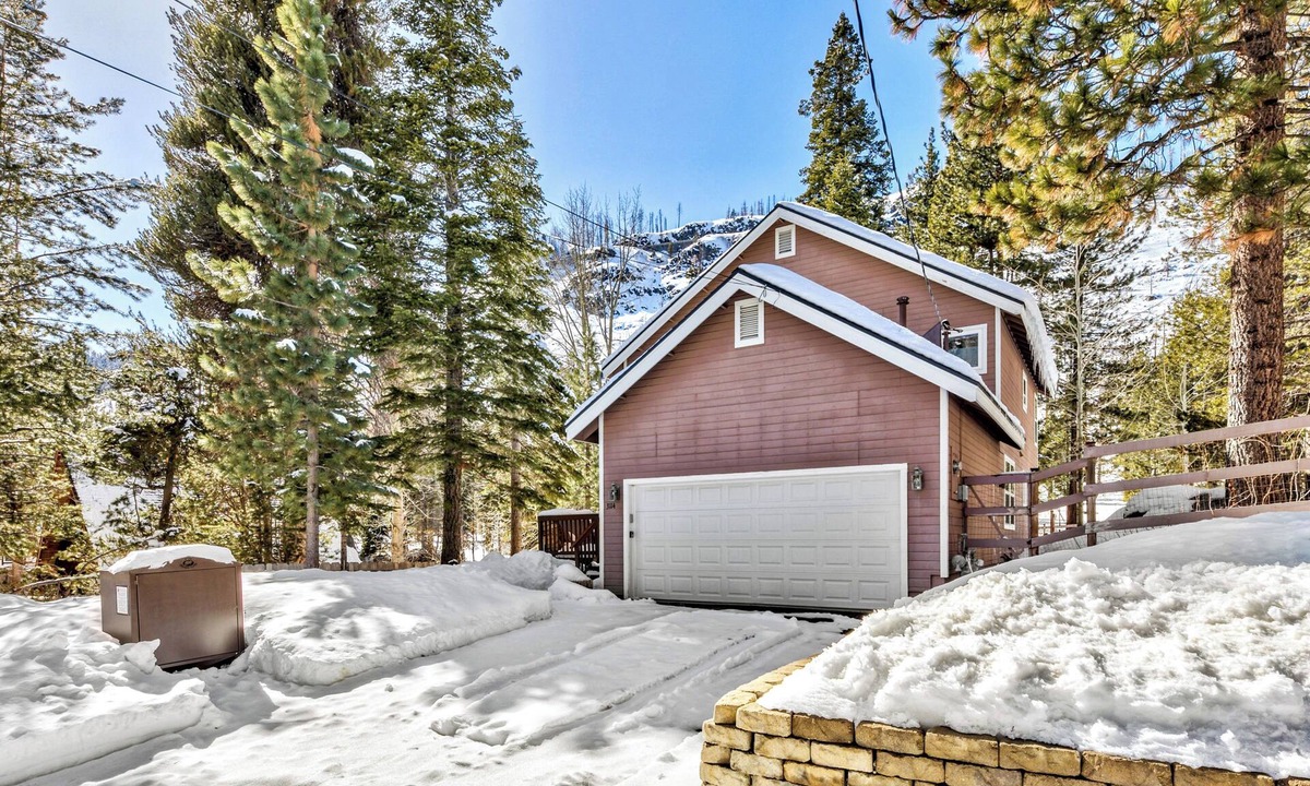 Christmas Valley House | Charming 3-BR house wth game room and backyard in South Lake Tahoe