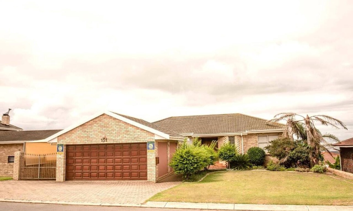 Wavecrest Apartment | Charming 4-Bedroom Apartment in Jeffreys Bay, South Africa