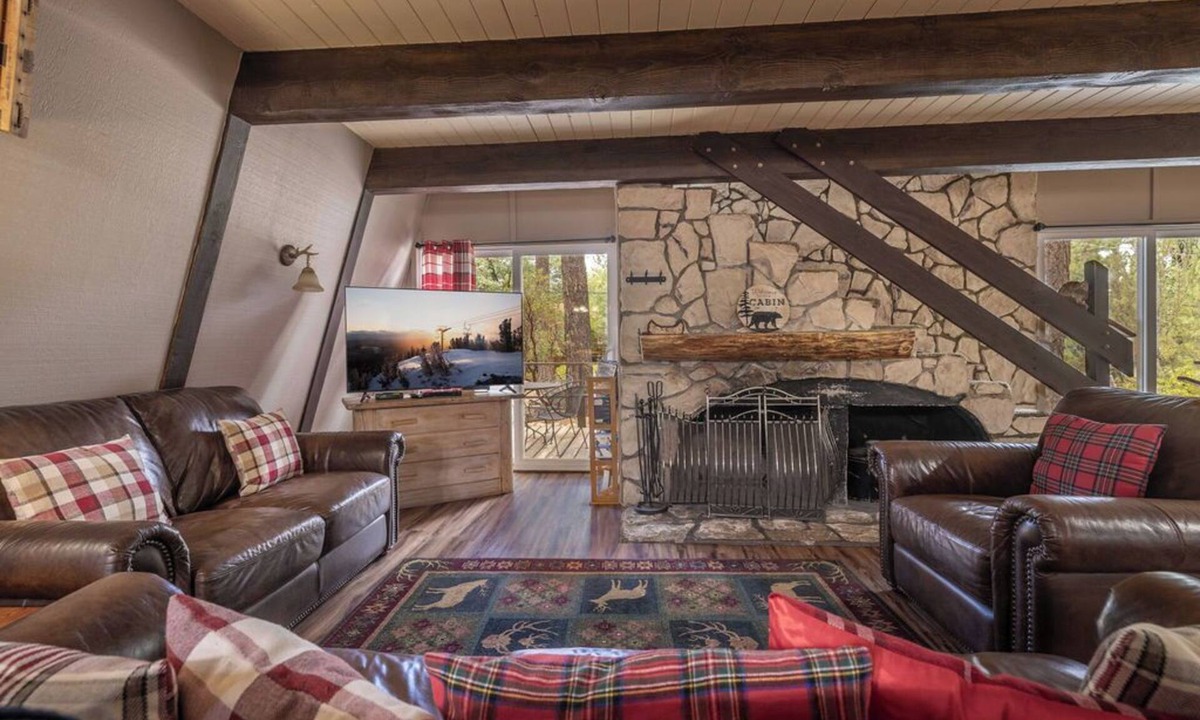 Summit Estates Cabin | Charming Cabin, Walk to the Slopes, Spa and Pool Table, Pet Friendly!