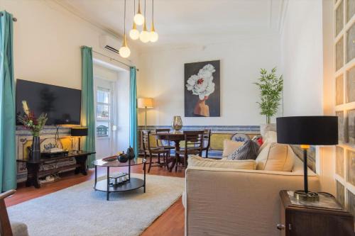 Sacramento Apartment | Charming Chiado 2Bedr W/Balcony and View