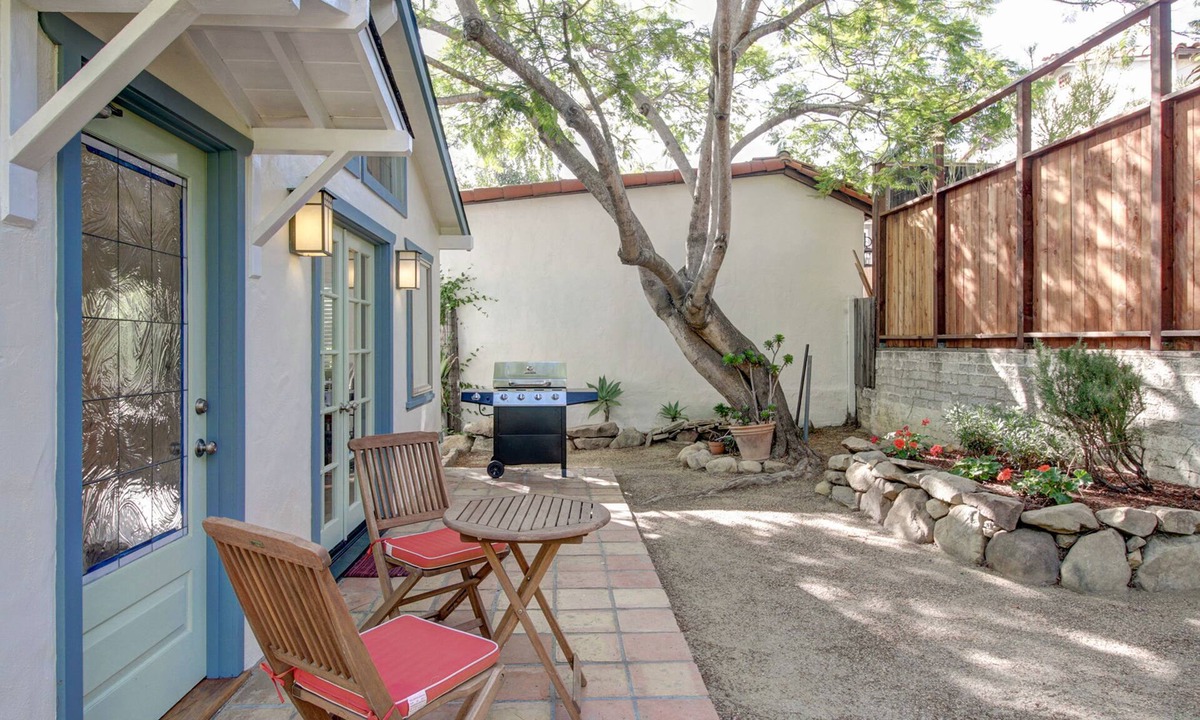 Oak Park Cottage | Charming Downtown Studio w/Secluded Yard - Near State Street
