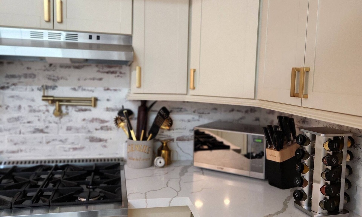 Riviera - Westchester House | Charming masterbedroom@historical downtown Bakersfield close to major hospitals