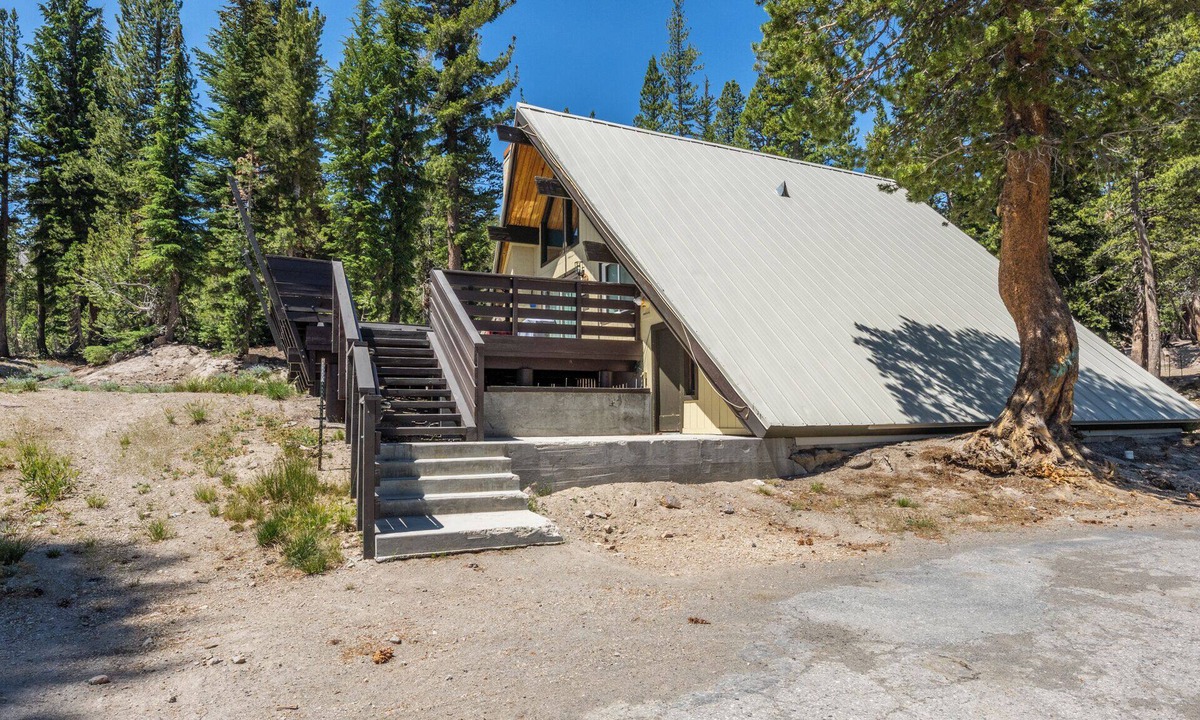 Mammoth Lakes Ski Chalet | Charming Ski in/Ski Out Steps to the Main Lodge - Chalet #18