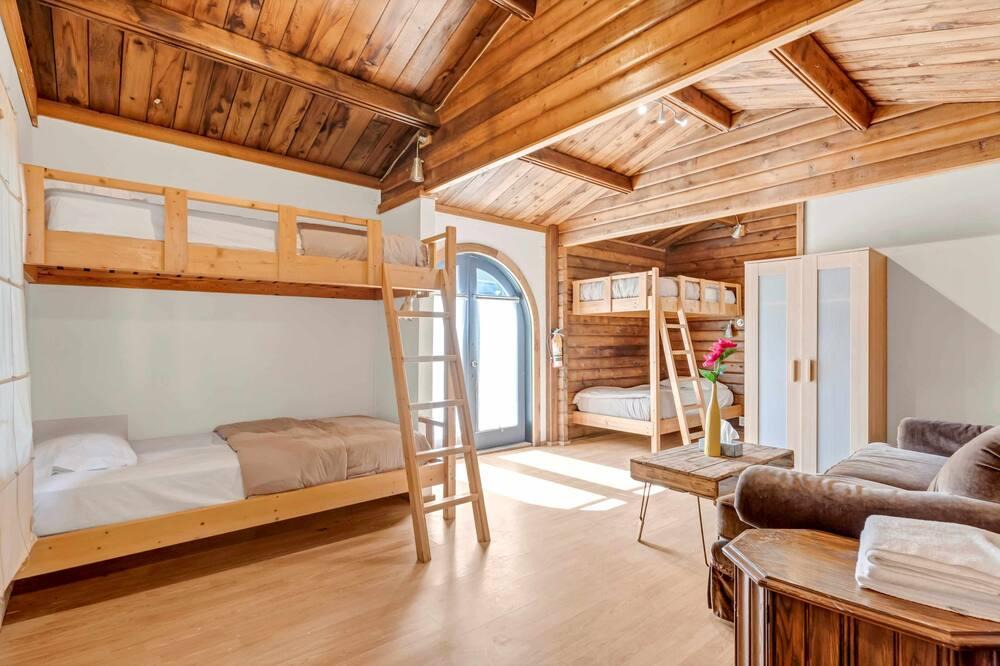 Langley Cottage | Cheerful 5-bedroom Cottage with River access