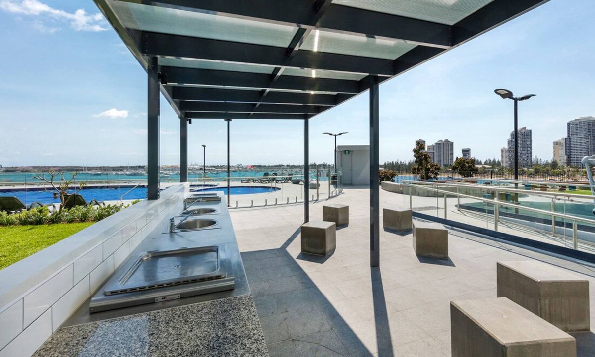 Southport Apartment | Chic Broadwater Pad in Vibrant Locale