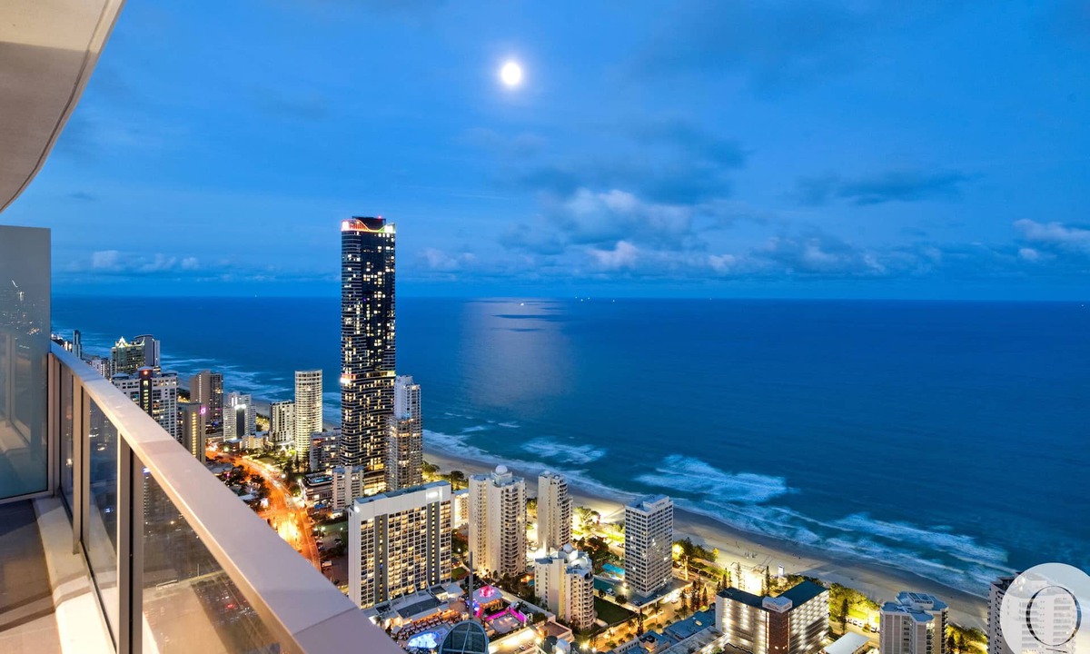 Surfers Paradise Apartment | Circle on Cavill– 5 Bed Family Sub Penthouse Ocean