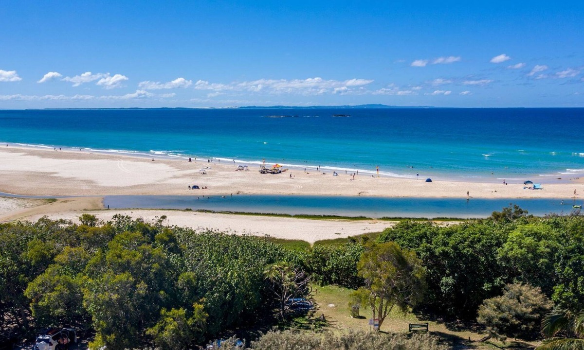 Point Lookout Apartment | Claytons 5 | 4 bedroom, 2 bath, beachfront, awesome views from covered deck
