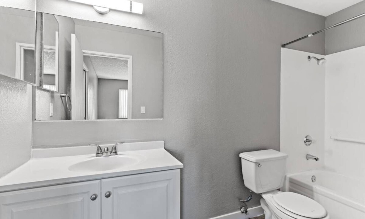 Las Vegas Apartment | CLOSE TO DOWNTOWN & EASY ACCESS TO THE FREEWAY, STOP BY TODAY & ENJOY YOUR STAY.