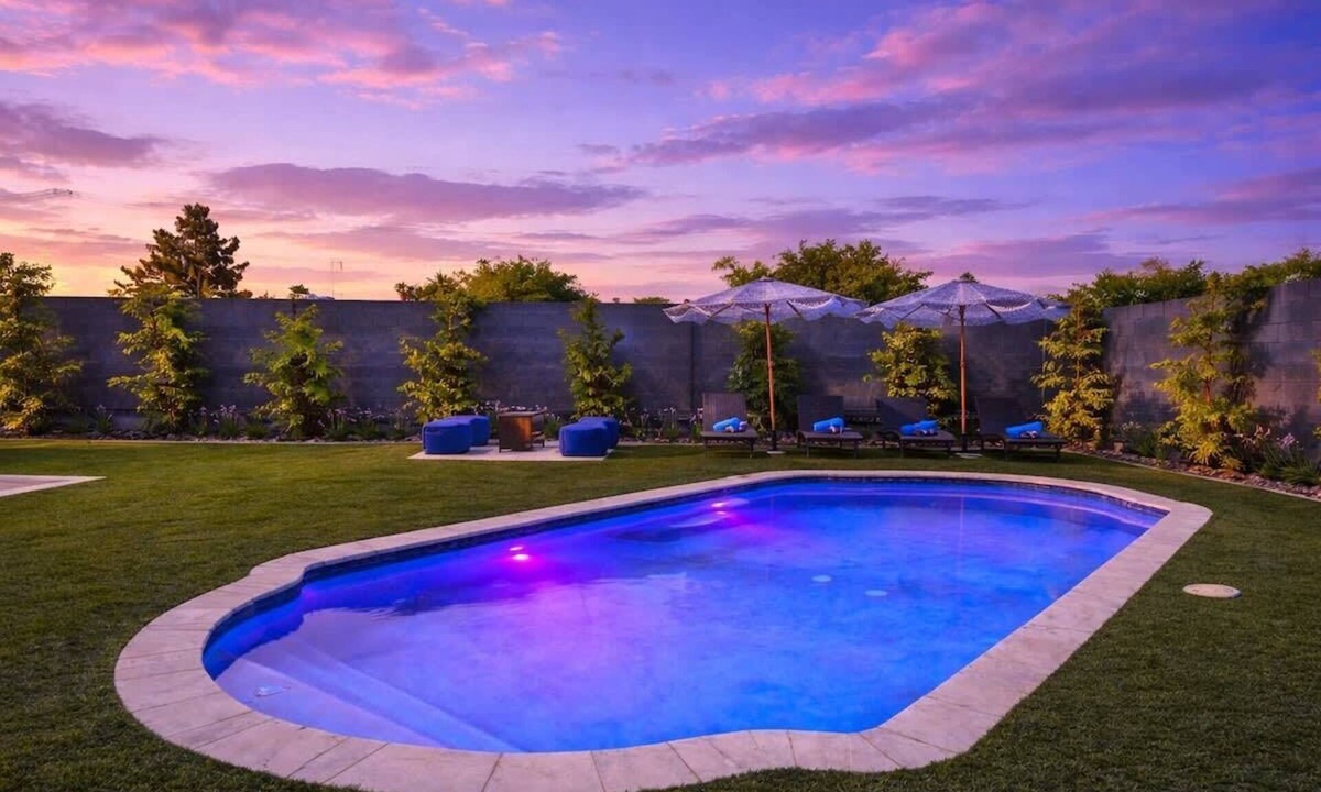 Rancho Oakey House | Close to Strip | Heated Pool, Game Room, sleeps 8
