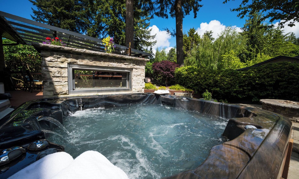 Crescent Beach House | Coastal Retreat with Private Hot Tub White Rock