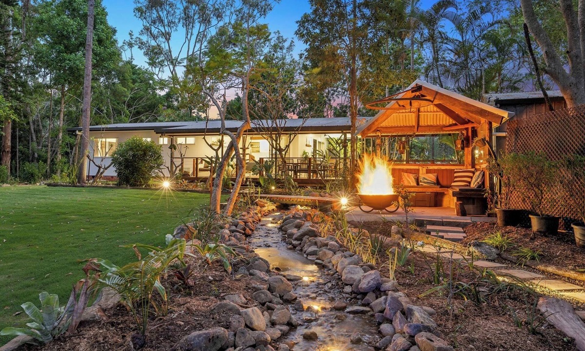 Wongawallan House | Cockatoo Cottage cosy creek retreat near theme parks and Mount Tamborine
