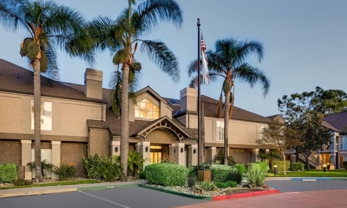Sunnyvale Hotel | Comfortable Queen Stay! Free Breakfast, Wi-Fi, and Outdoor Pool Access!