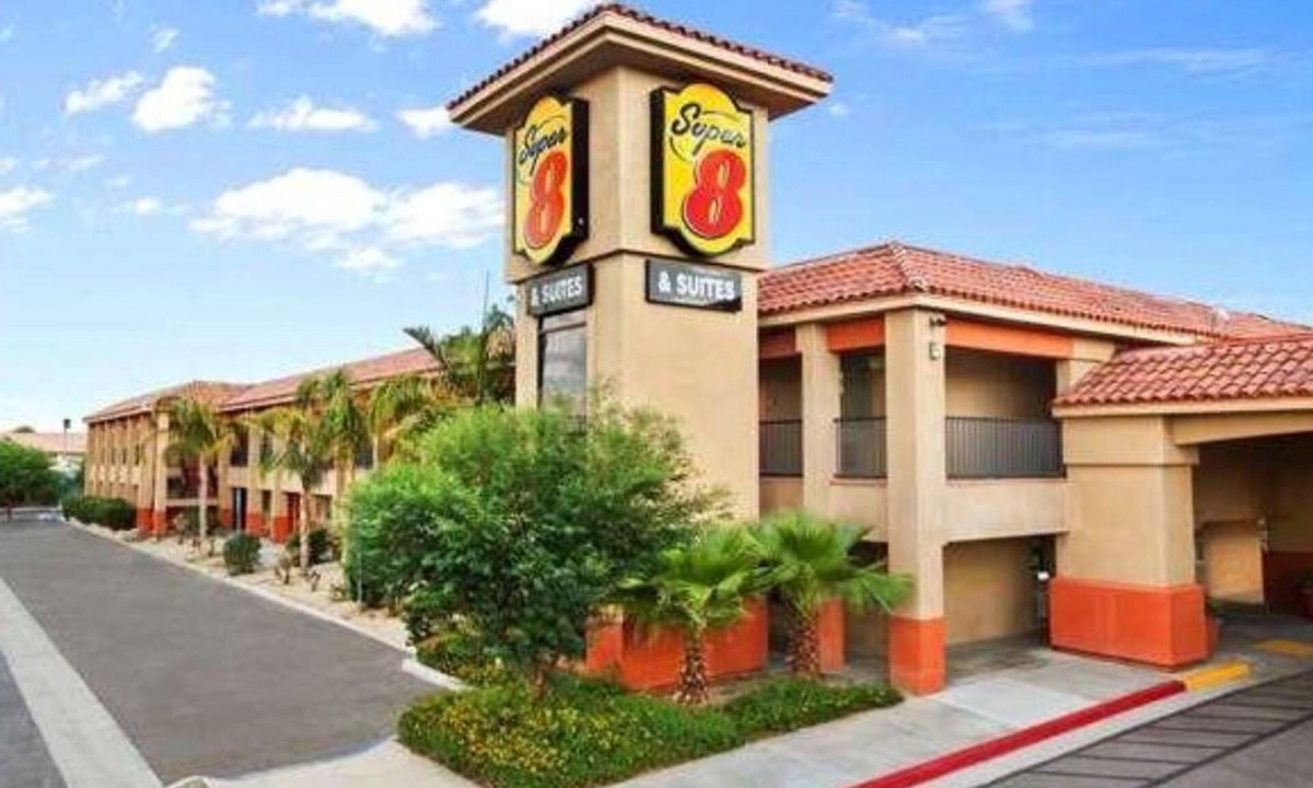 Indio Hotel | Comfortable Super 8 Hotel Suites with Pool and BBQ Area in Indio, Near Coachella