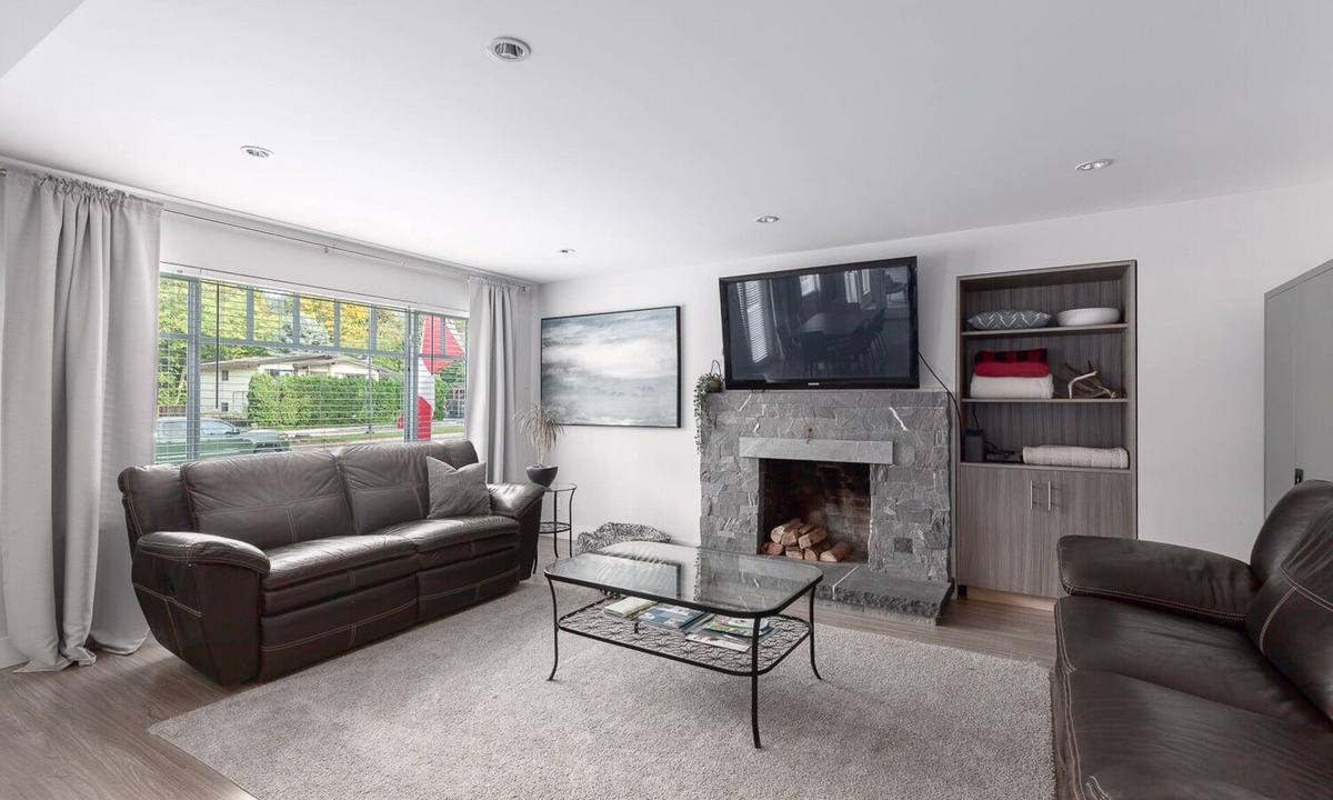 Garibaldi Highlands House | Comfy & Central~Group Getaway~ Entire Home ~Covered Patio~ 5 BDRM 4 BTH w/ A/C