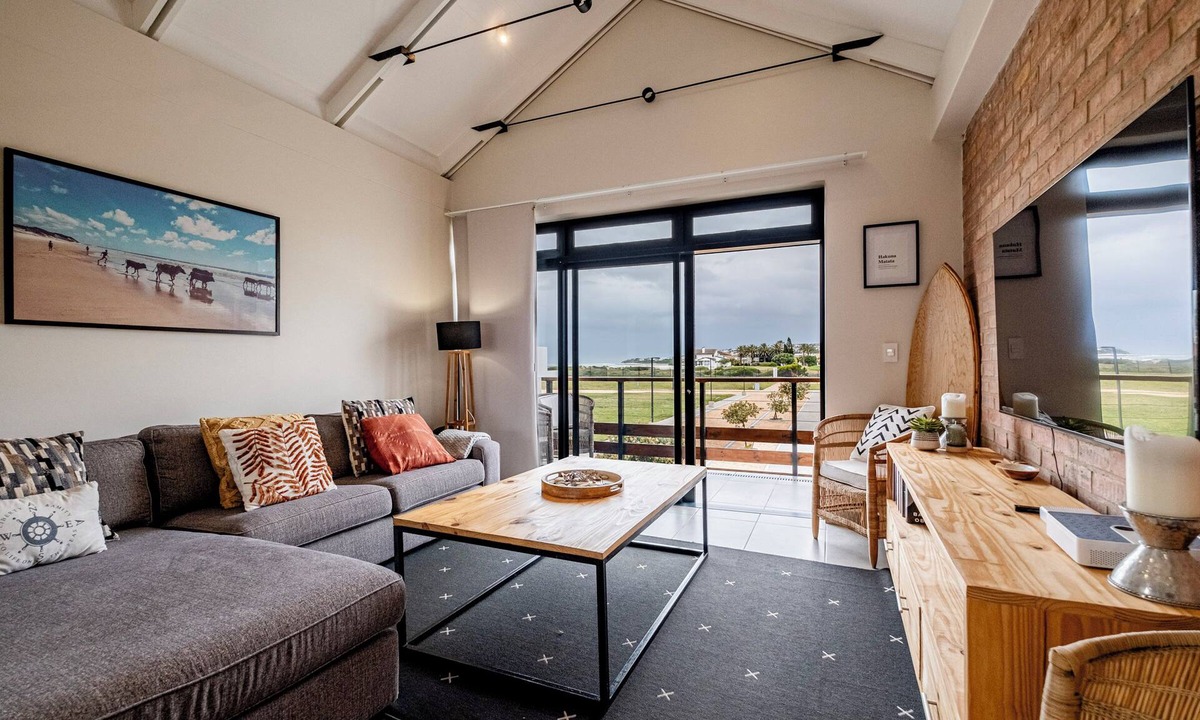 Jeffreys Bay Apartment | Complete, Modern 2 bedroom, 2 bathroom Apartment on the beach