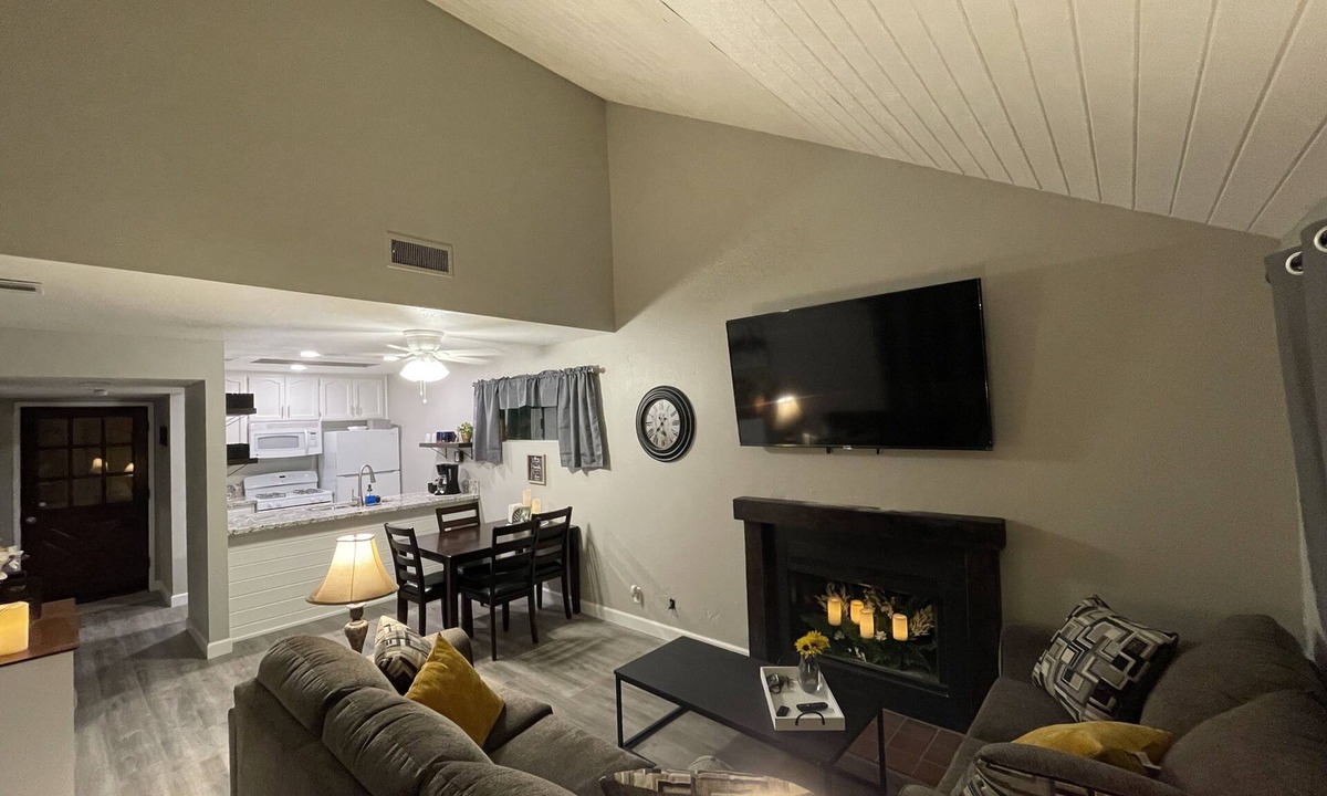 Porterville Condo | Condo walking distance to Restaurants and Shopping