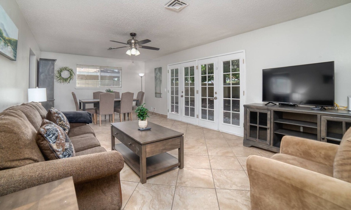 Rancho Oakey House | Convenient Location! 5 bd 2 Ba