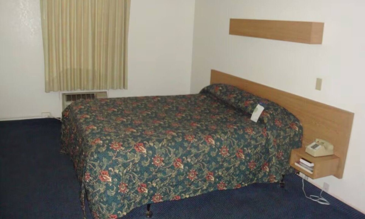 Lake Havasu City Hotel | Convenient Room for Budget Travelers Near Lake Havasu Park, w/Free Parking