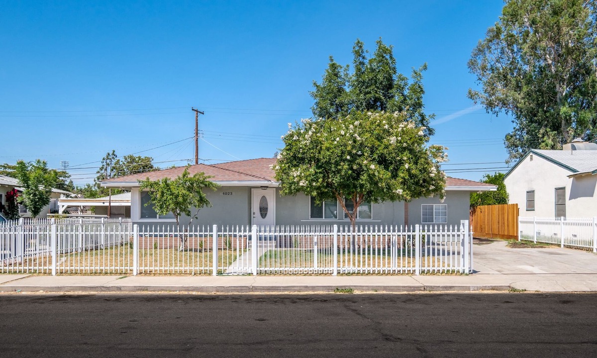 Raisin House | Conveniently located to Airport and Downtown