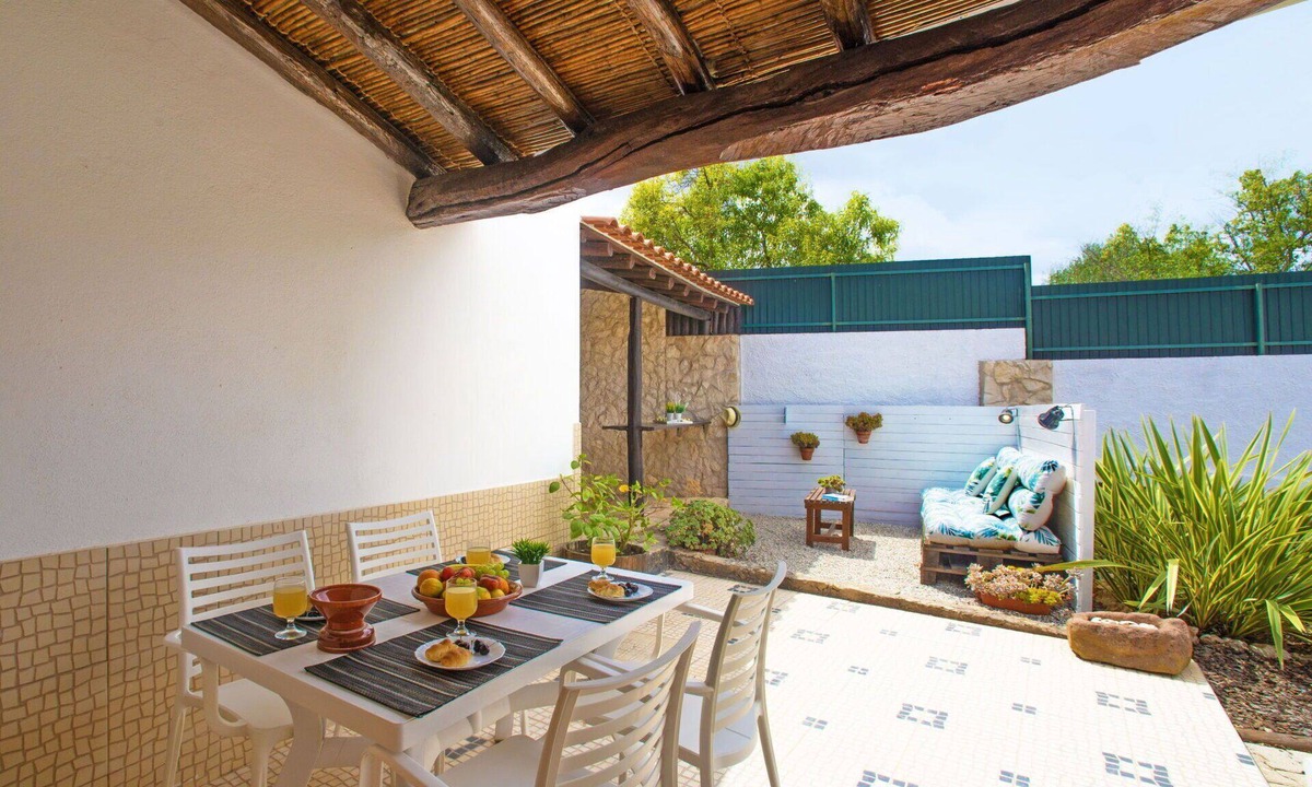 Albufeira House | Cosy apartment in villa for 4 guests with A/C, WIFI, pool, TV and patio