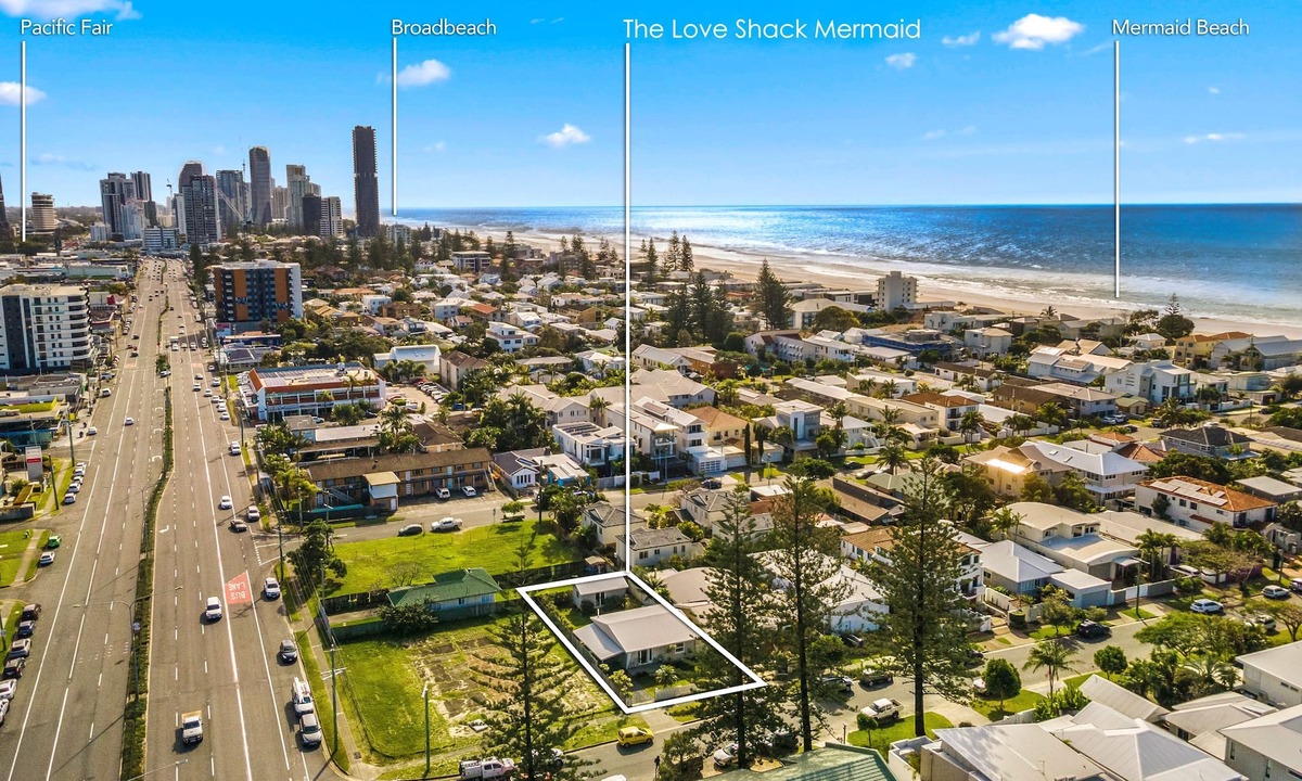 Mermaid Beach House | Cosy cottage, dog friendly, walk to beach, shops, bus, inc linen & toiletries