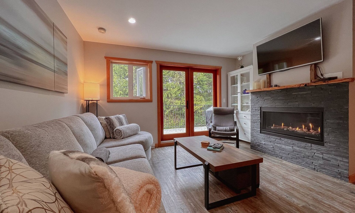 Tofino House | Cox Bay Retreat-Beach Access, Hot Tub, Fireplace