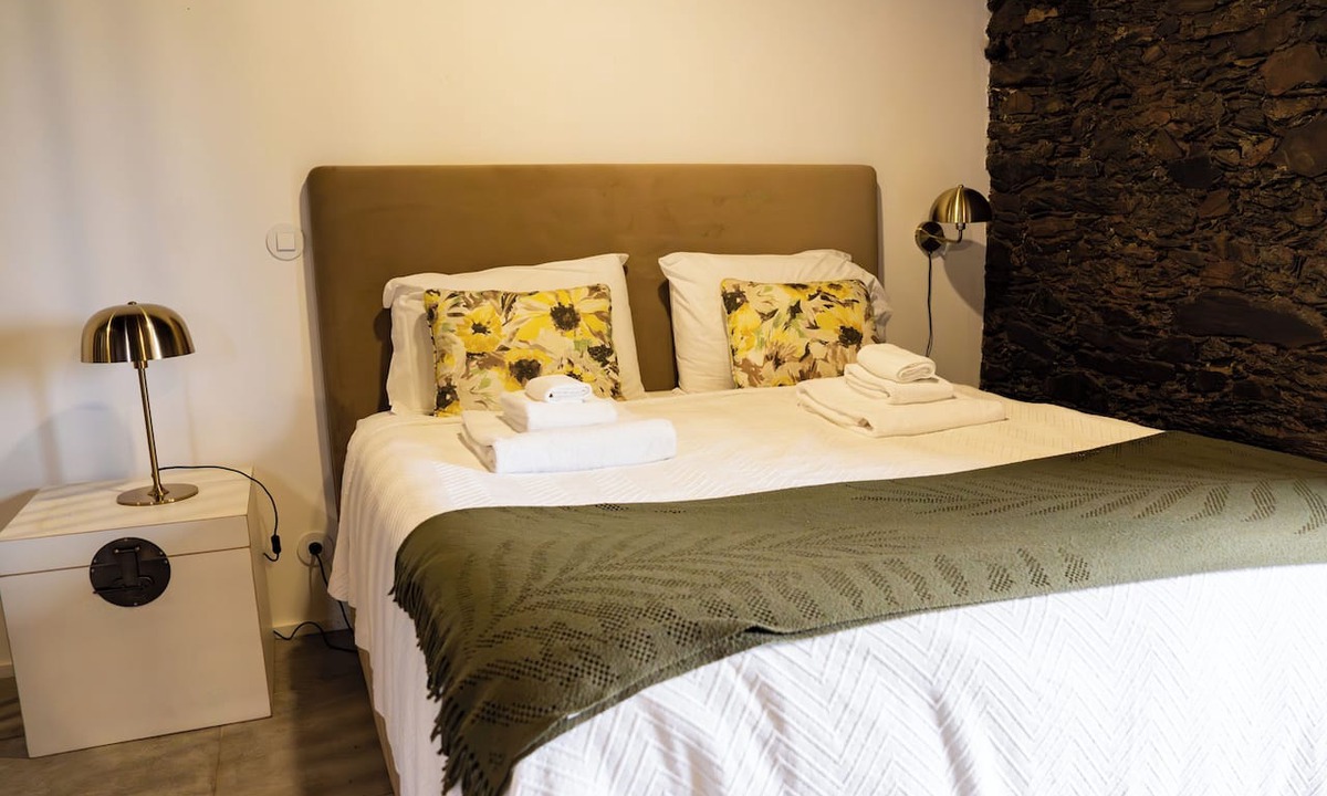 Provesende Other | Cozy 1-bedroom farmhouse in gorgeous Provesende with AC,panoramic pool & jacuzzi