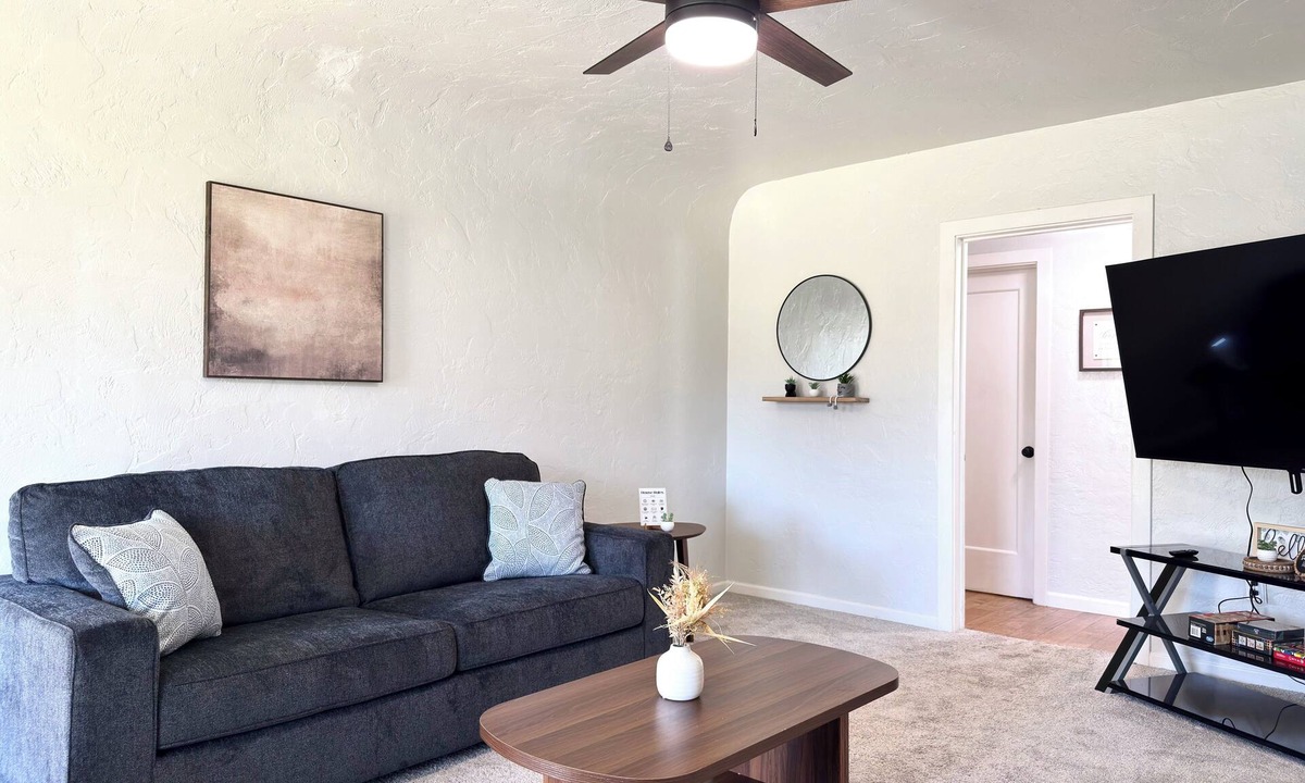 Hanford House | Cozy 2BD/1BR Home with Washer & Dryer