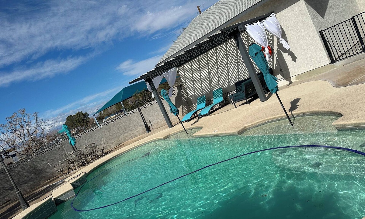 Sunrise Manor House | Cozy 3-bedroom house in delightful Las Vegas with Pool, WiFi, AC