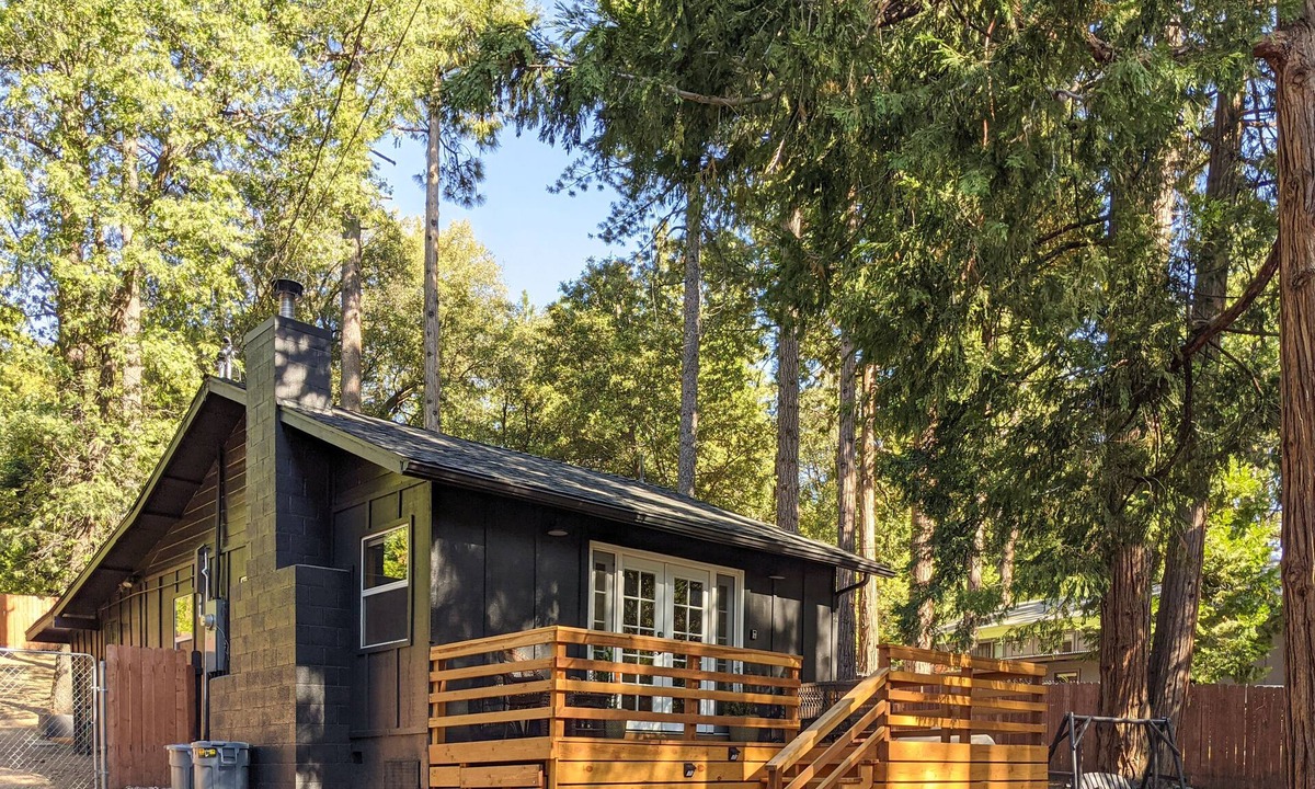 Pine Cove Cabin | Cozy 3 BR Cedar Mountain Retreat - Fireplace & Spa