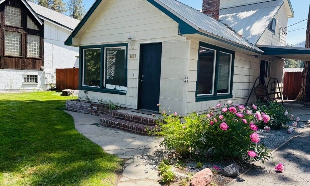 South Lake Tahoe House | Cozy Central 4 BR Cabin, with Game Loft, Spa, Walk to the Lake, Eateries, Ski!