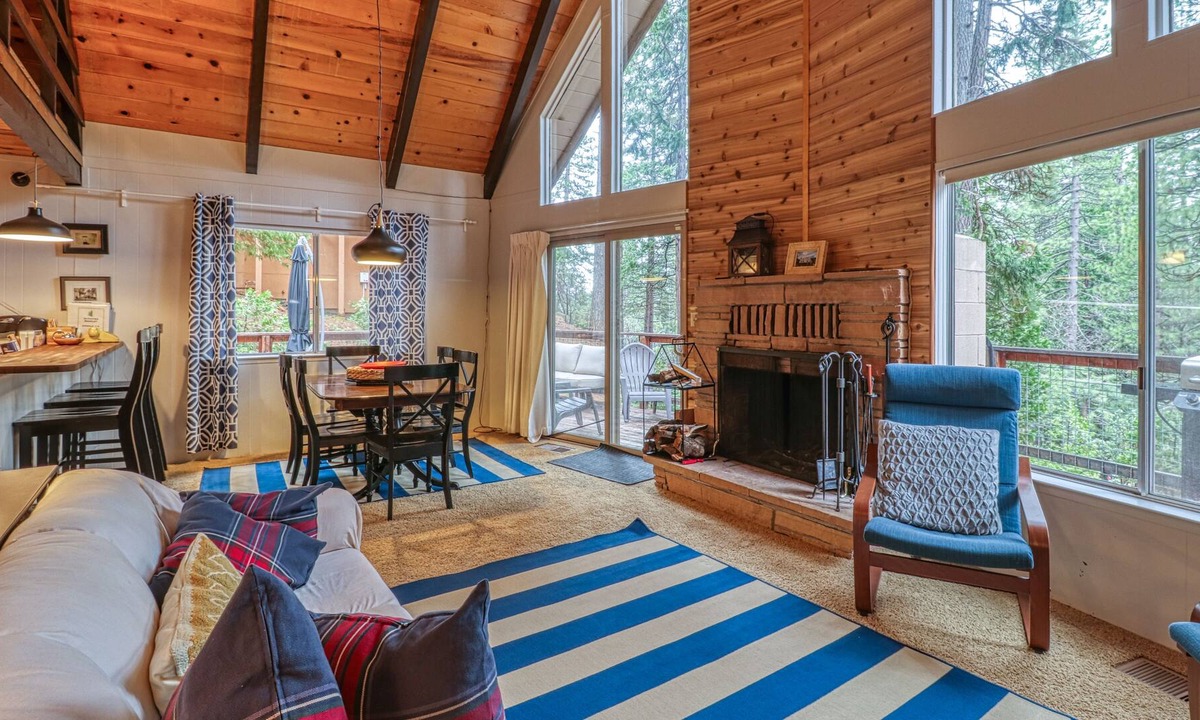 Arnold Cabin | Cozy chalet in the forest with WiFi & washer/dryer - seasonal pool & tennis