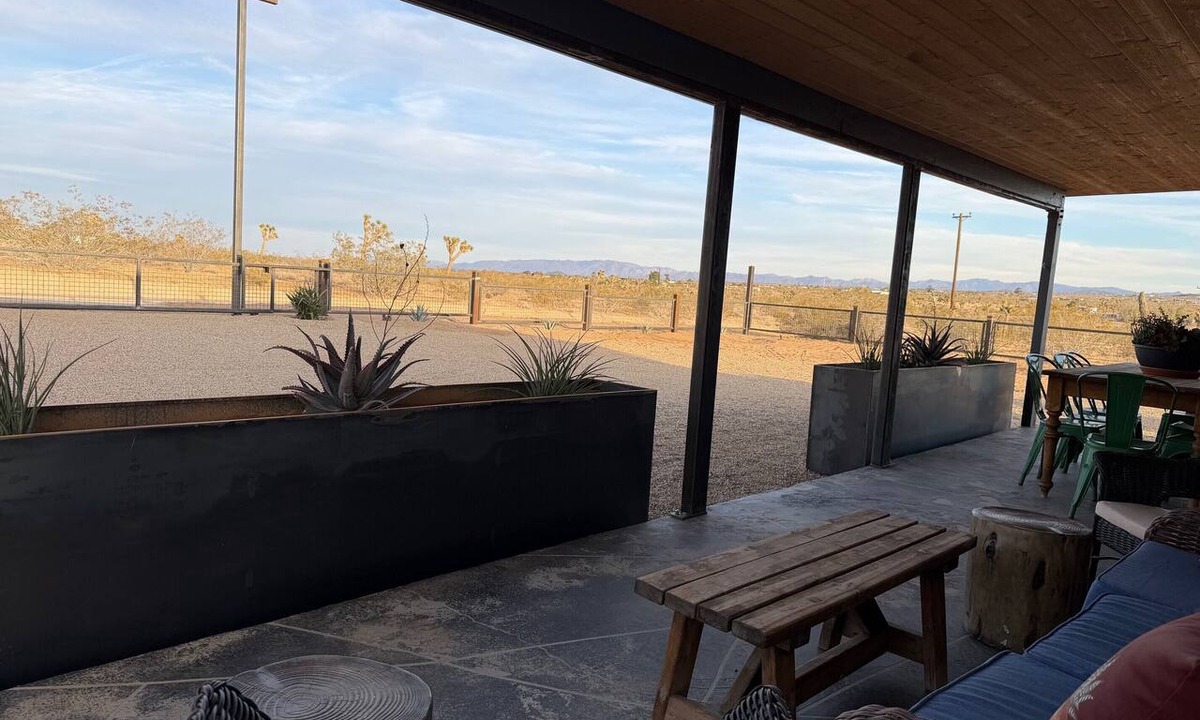 Landers House | Cozy Desert House with Joshua Tree Views