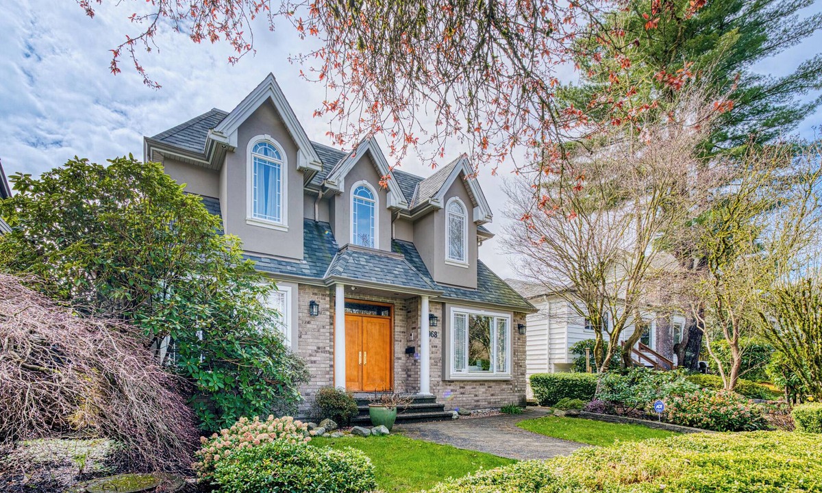 Dunbar Villa | Cozy Escape 2 Bedroom Lower Suite Close to DT UBC & Airport