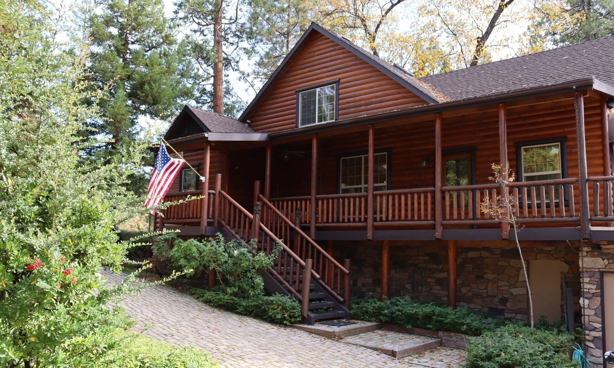 Bass Lake Cabin | Cozy Family Cabin - short walk to The Pines Village
