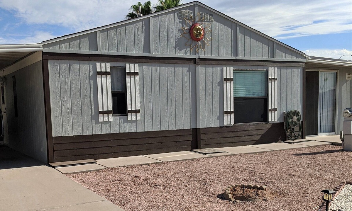 Desert Sands Golf Country House | Cozy golf course quarters with amazing freeway access