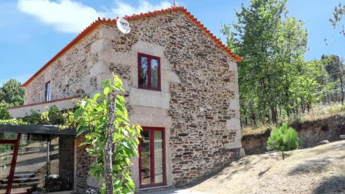 Faia House | Cozy House in Seia with Fireplace