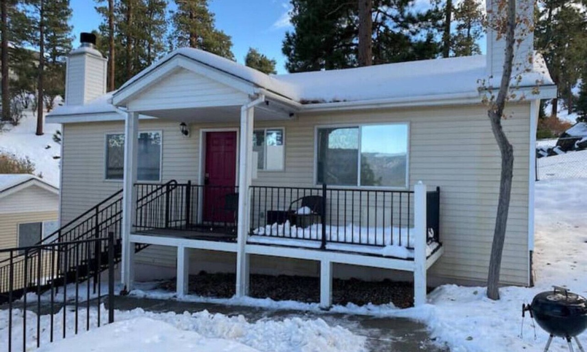 The Village Cabin | Cozy Lake-View Lodge Cabin #3 (2 BR Near Village)