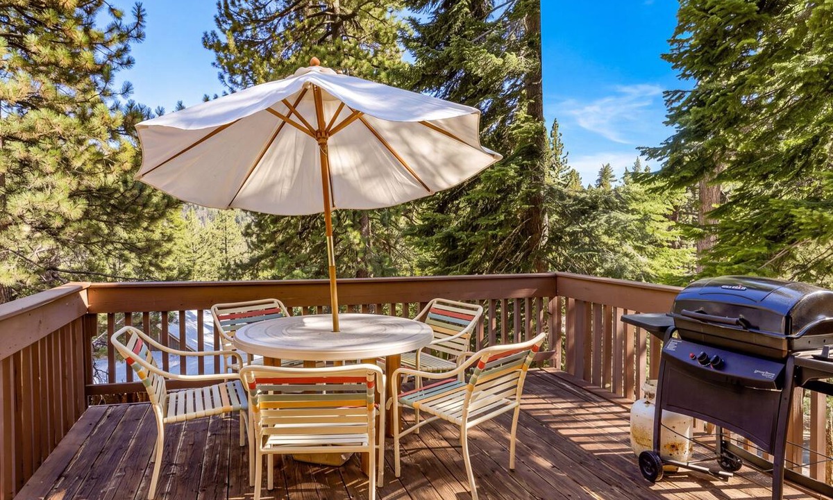 Lakeshore Condo | Cozy Lakeshore Cabin Near Skiing, Hiking & Fishing