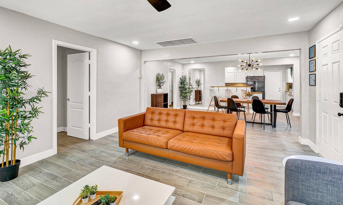 Townsite House | Cozy Mid-Century Modern Getaway