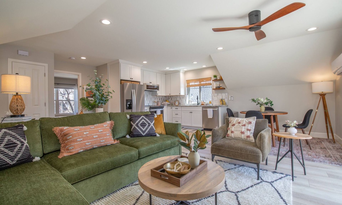 Midtown Apartment | Cozy Midtown Loft. Walk Everywhere!