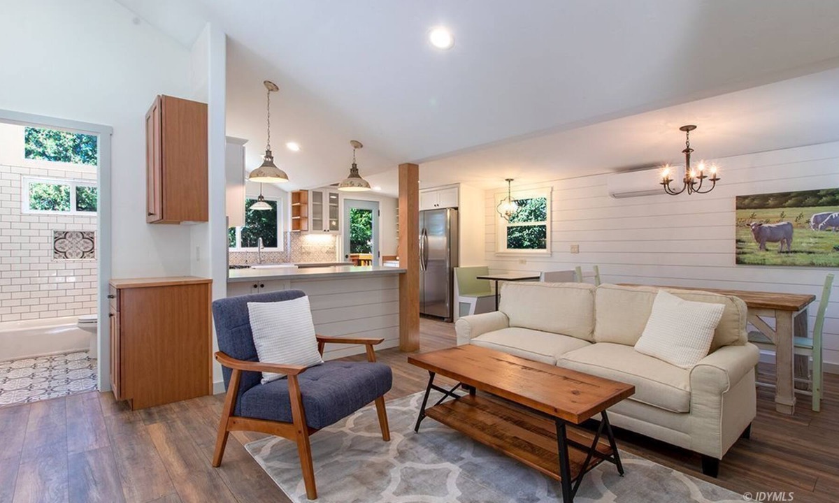 Idyllwild House | Cozy Modern Farmhouse Cabin. 2 bedrooms 1 bath. Air conditioned-Sleeps 4