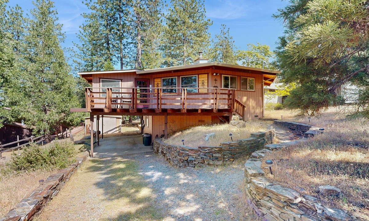 Groveland Cabin | Cozy Octagonal Cabin - Dog-Friendly, w/Fireplace & Private W/D, & Deck