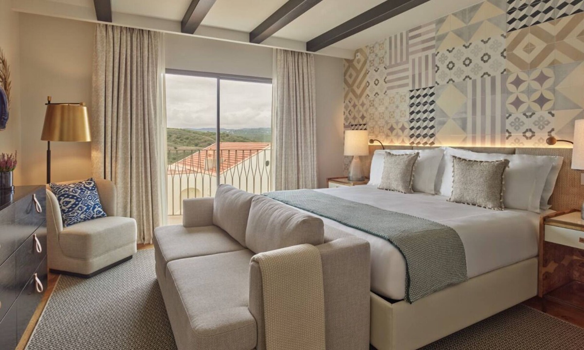 Tor Hotel | Cozy Room w/Private Balcony & Beautiful Sunset Views – Relax & Unwin
